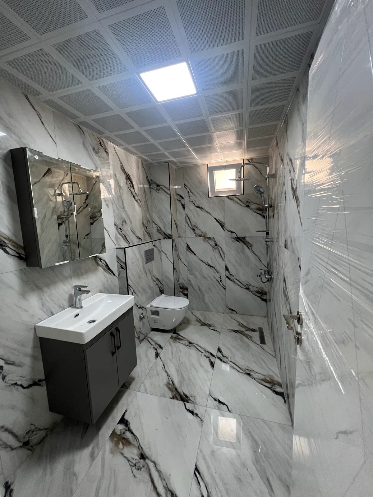 Tadilatı tamamlanmış daire salonu